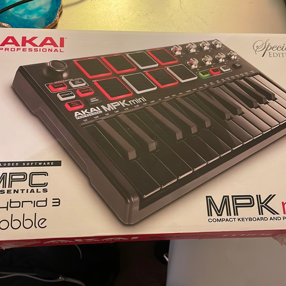 MPK mini AKAI professional compact keyboard and pad mini controller